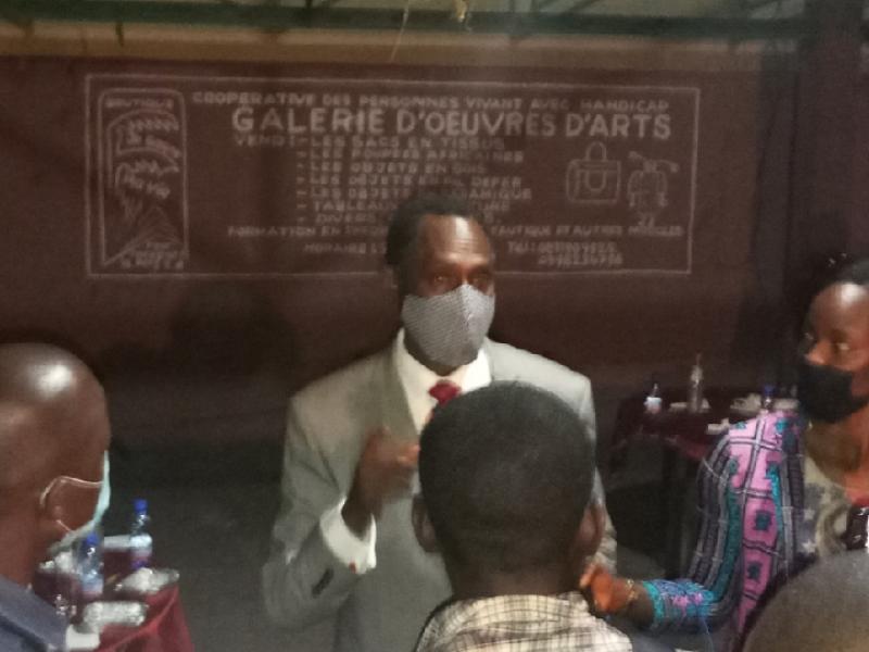 Moïse Nyarugabo en pleine interview après la manifestation