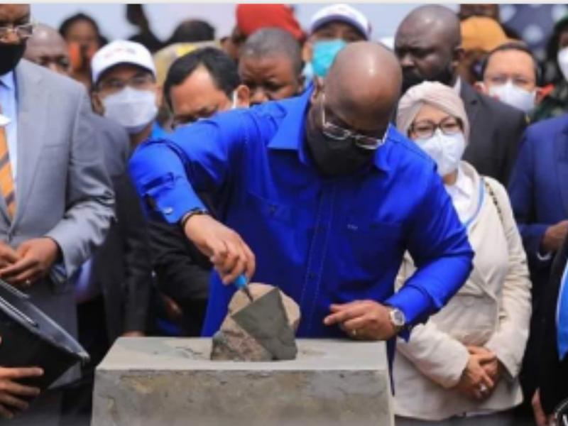 Félix Tshisekedi posant la première pierre de cette centrale solaire