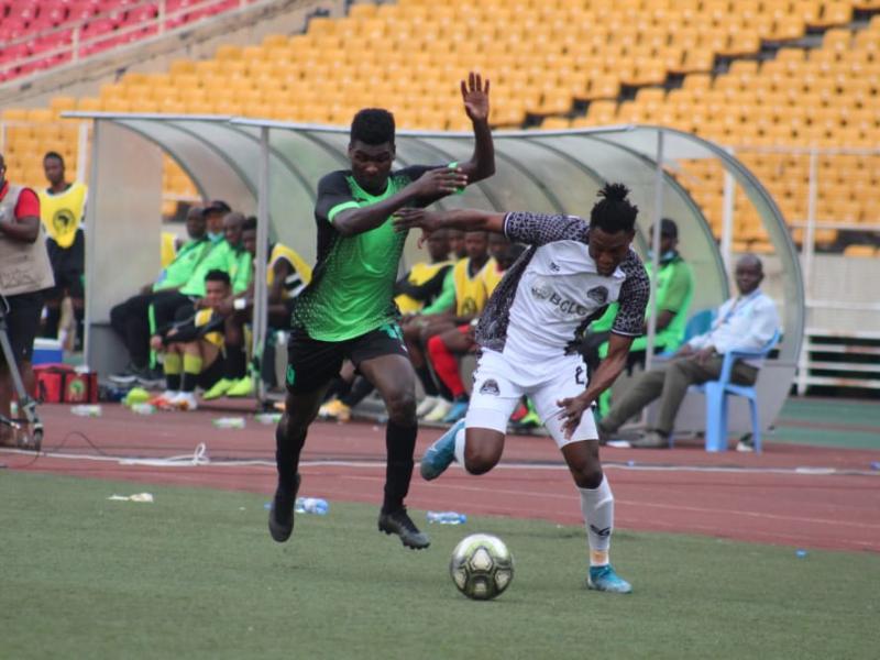 Un joueur de V. Club et de Mazembe en duel
