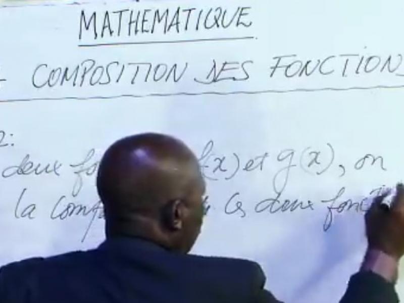 Un enseignant dispensant le cours de math 