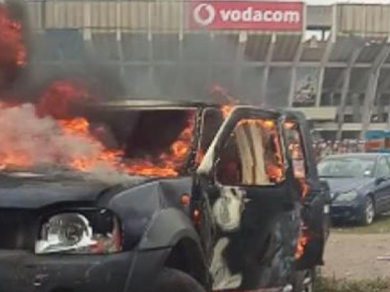 Jeep 4x4 de la police, brûlée au stade des martyrs 