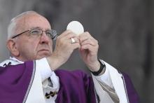 Le pape François en pleine messe 