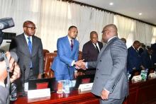 Félix Tshisekedi saluant quelques membres du gouvernement 
