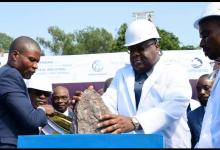 Félix Tshisekedi posant la première pierre de cette usine 