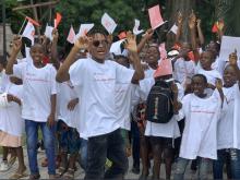 Innoss B avec quelques enfants lors de son concert le 14 décembre 2019 au stade vélodrome de kitambo 