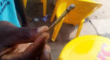 Un homme tenant un tabac ''shikata'' allumé