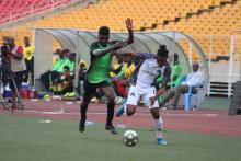 Un joueur de V. Club et de Mazembe en duel