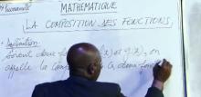 Un enseignant dispensant le cours de math 