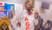 Jean-Calvin Mbweso en plein meeting 