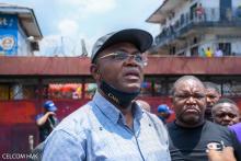 Gentiny Ngobila Mbaka assiste à la démolition des anciens bâtiments du grand marché 